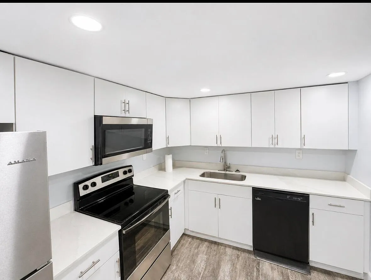 2 bed, 2.0 bath, 1113 sqft, $2,200 — Photo 2
