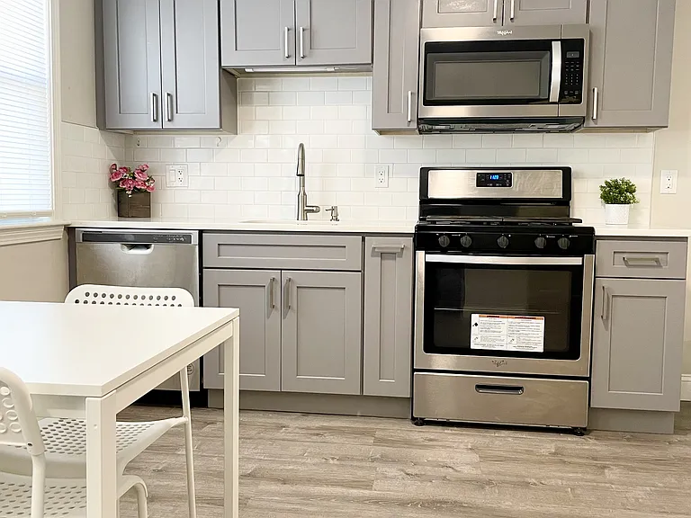 518 Pleasant St #2 — Photo 3