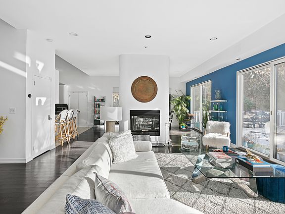 4th image of 22 Maylen Dr