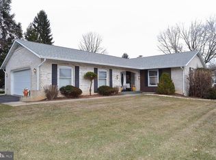 43 Hickory Ln, Leola, PA 17540