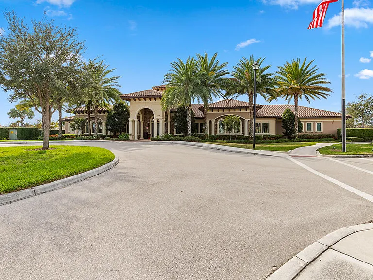 471 SE Vallarta Dr — Photo 32