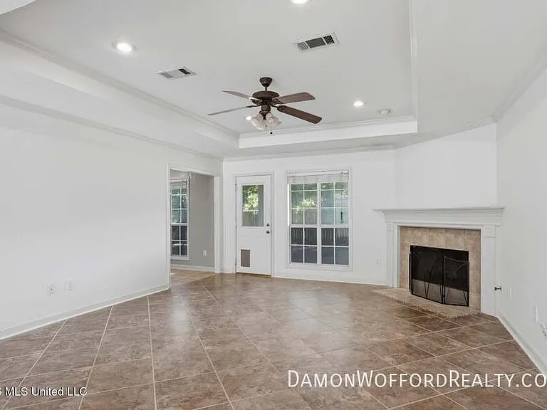 139 Hunters Row — Photo 2