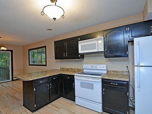 3rd image of 13305 Lakeview Dr