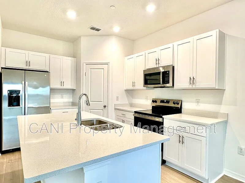 3 bed, 2.5 bath, 1285 sqft, $2,600 — Photo 3