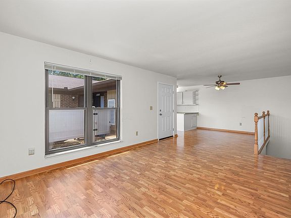 4th image of 2718 Roundtree Dr