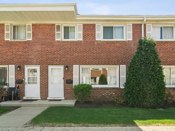 1058 N Boxwood Dr #A, Mount Prospect, IL 60056