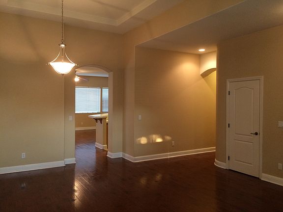 3rd image of 999 Hildebrand Cir