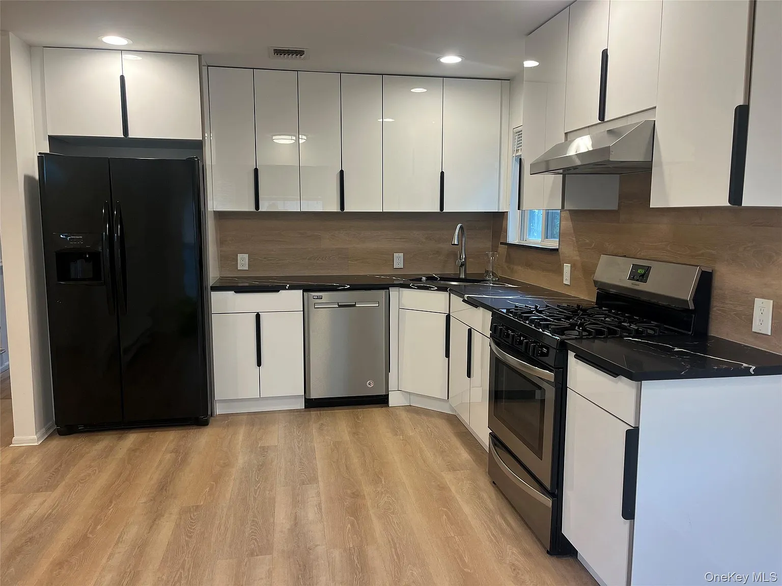 3 bed, 2.5 bath, 2400 sqft, $4,600 — Photo 4