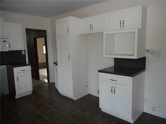 3rd image of 402 Wood St