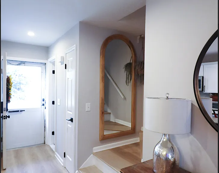 1605 Newbury Ct — Photo 2