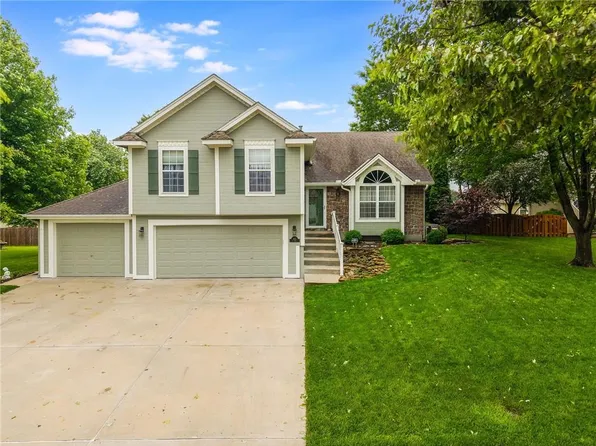 305 E 21st St, Kearney, MO 64060