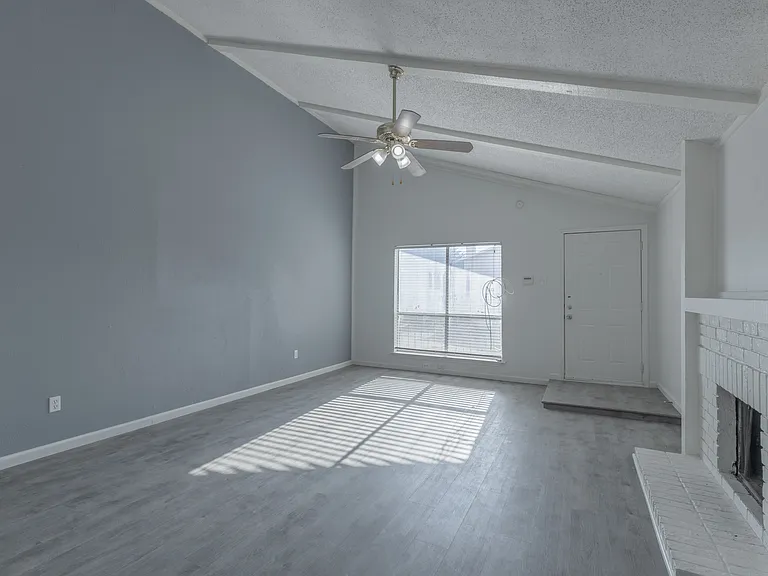 709 Arrowhead Cir — Photo 3