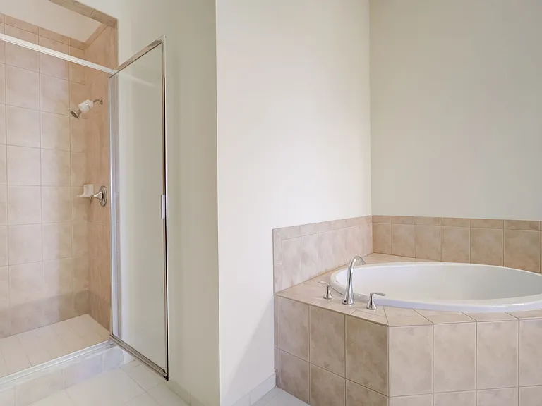 Aberdeen - Master bathroom with separate roman tub and shower
