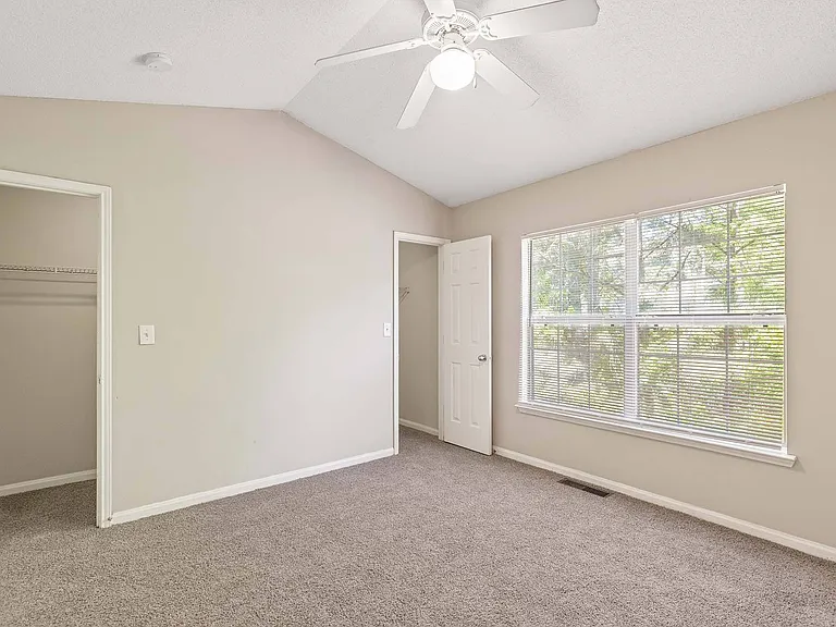 Alexander Crossing Apartments & Townhomes — Photo 15