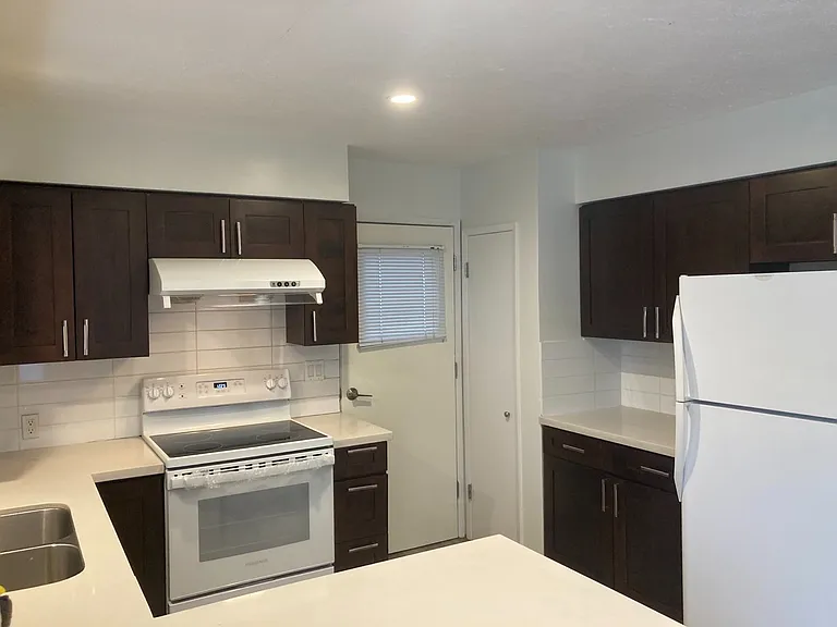5704 Dundas St #UPPER — Photo 6