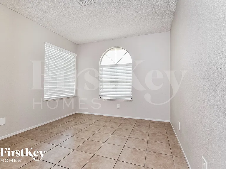 2359 Los Feliz St — Photo 12