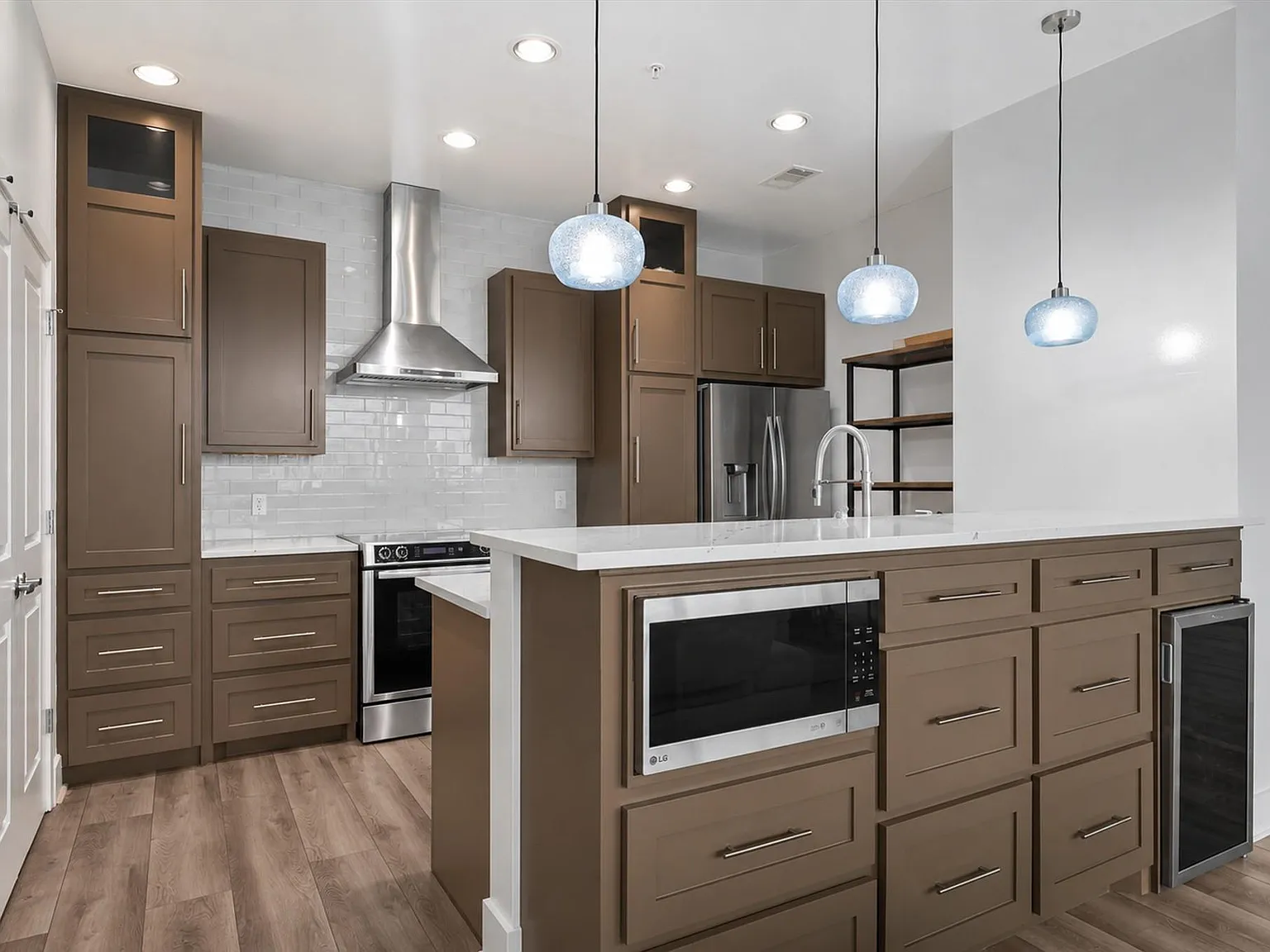 2 bed, 2.5 bath, 1708 sqft, $5,900 — Photo 4