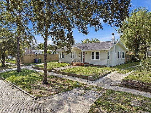 3rd image of 106 W COMANCHE AVENUE