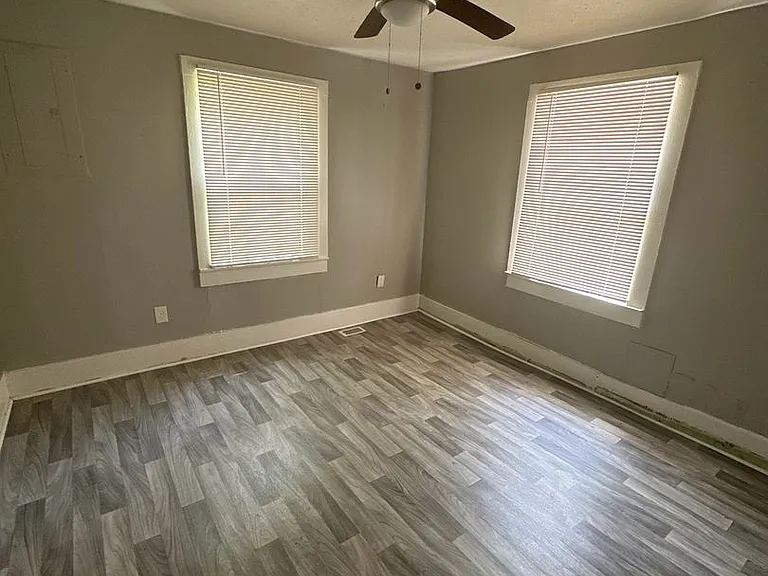 2512 Crescent Ln — Photo 1