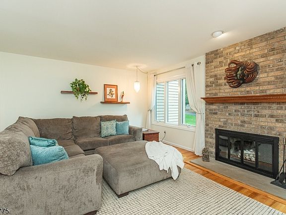 5th image of 122 Macleish Ct