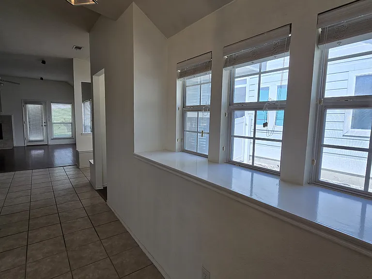 2410 Parkview Dr — Photo 7
