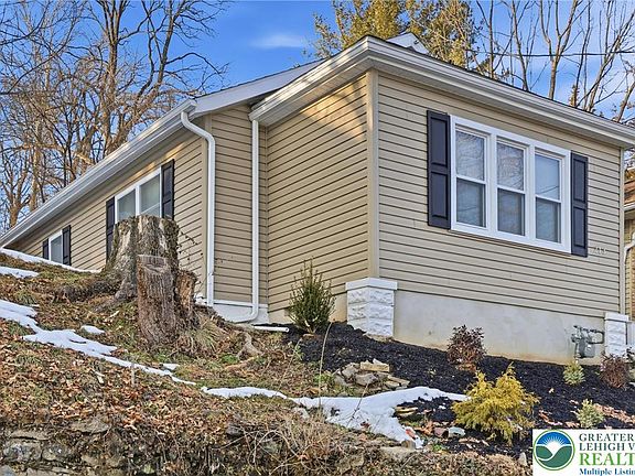 3rd image of 213 Spring St