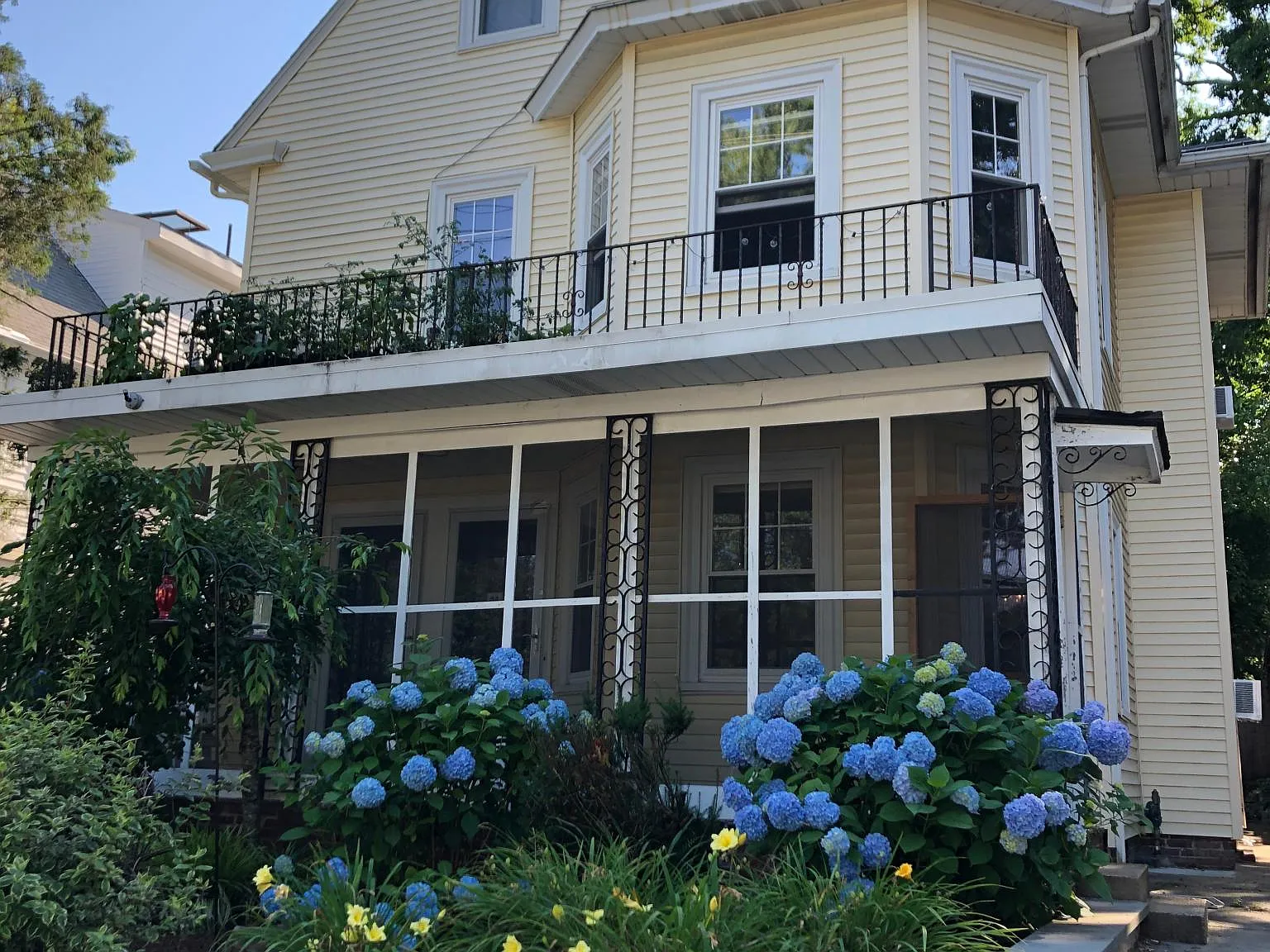 2 bed, 700 sqft, $2,450 — Photo 1