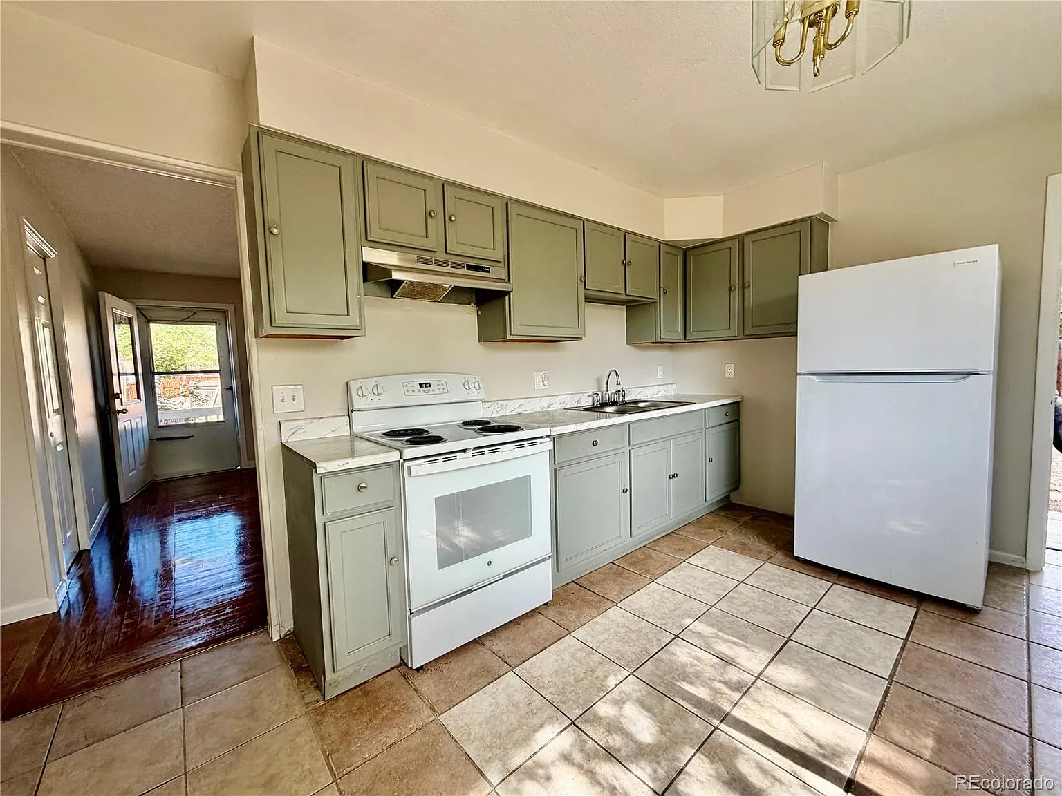 5 bed, 2.0 bath, 857 sqft, $3,300 — Photo 3