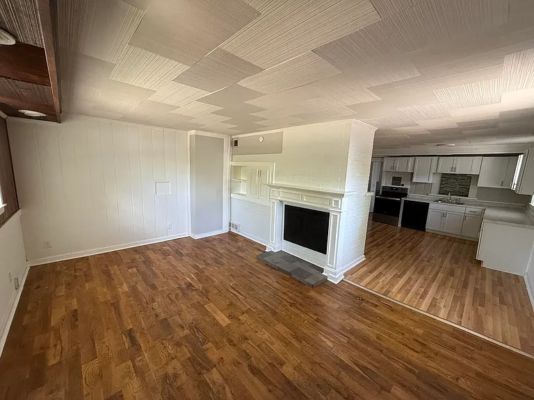 2360 Liberty Rd — Photo 2