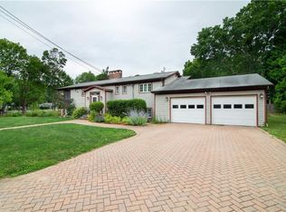 15 Mosher Dr, Barrington, RI 02806