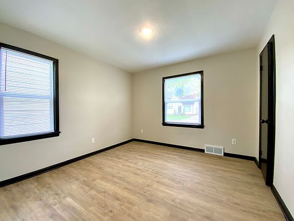 5th image of 24781 Puritan Ave