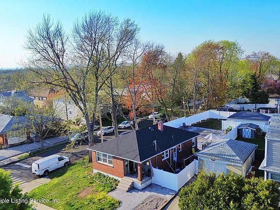 4th image of 75 Caswell Ave