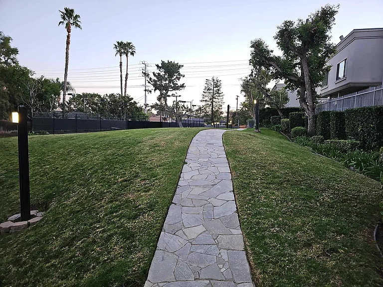 De Soto Ave — Photo 23