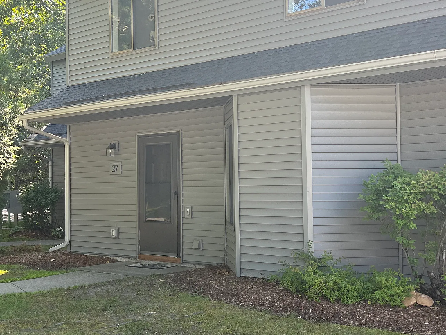 27 Chelsea Cir — Photo 1