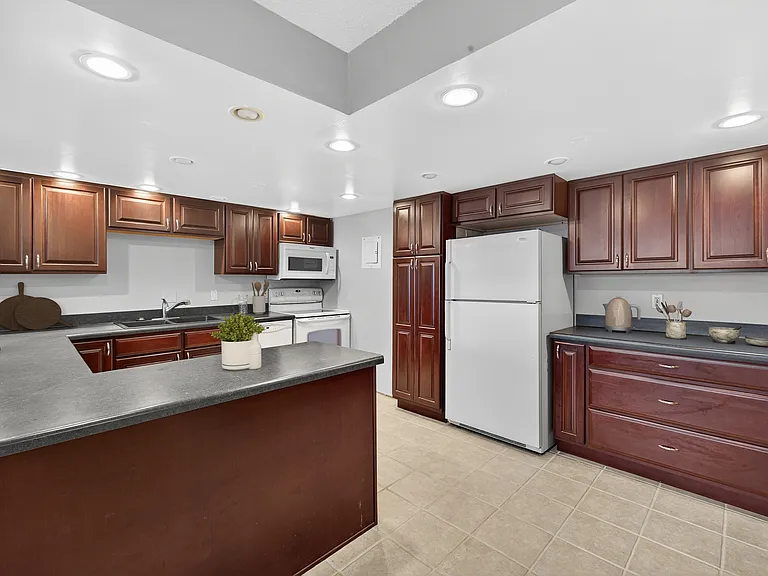 207 5th Ave SW #202 — Photo 6