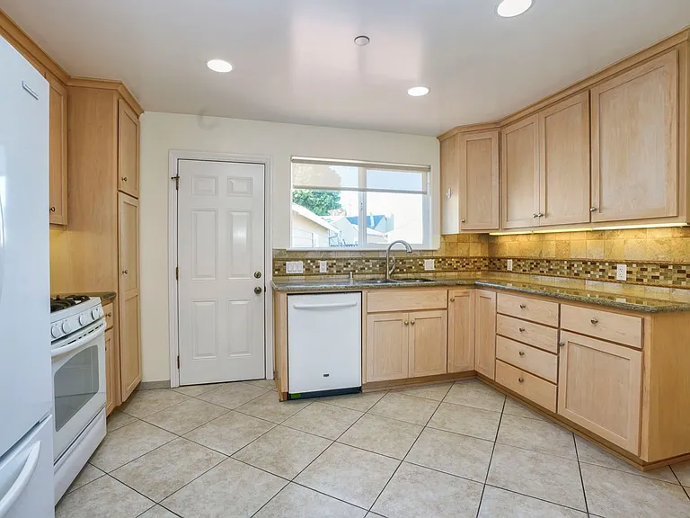 1621 Huron Ave — Photo 19