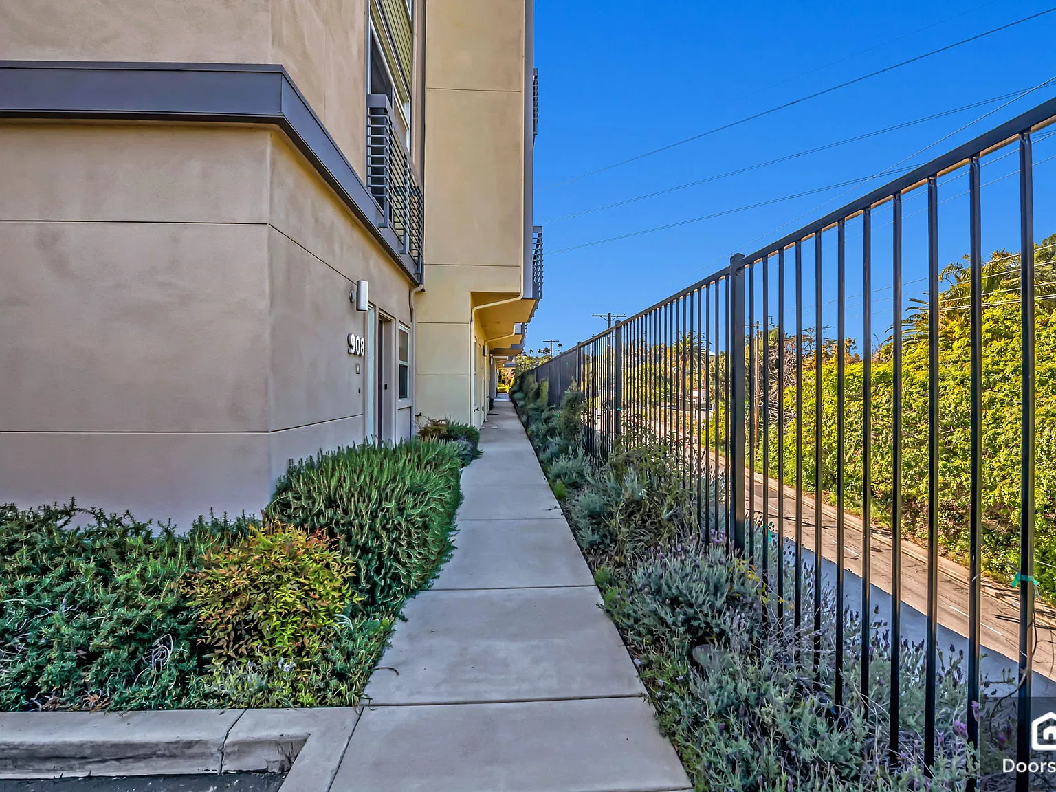 3 bed, 3.0 bath, 1661 sqft, $6,000 — Photo 2