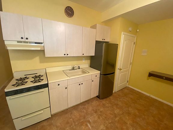 3rd image of 61 Arden Ave #2