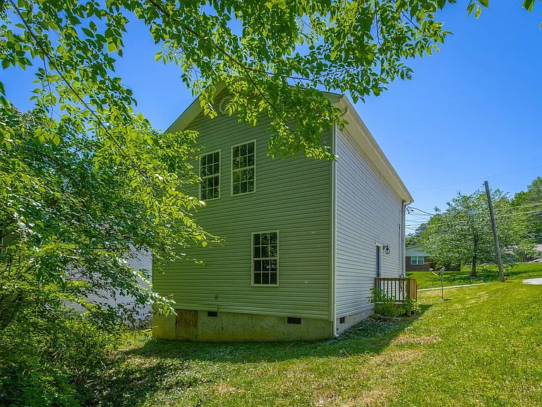1860 Greenwood Rd — Photo 22