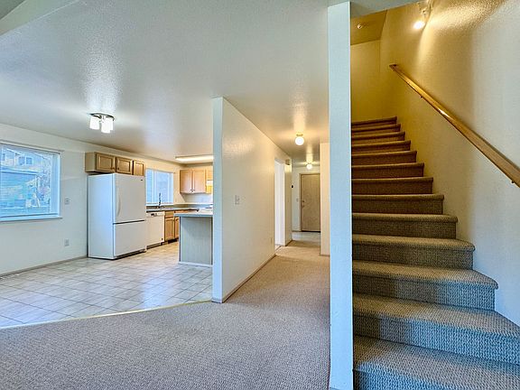 4th image of 233 Bower Ln #B