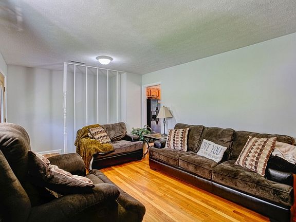 4th image of 136 Highland Dr