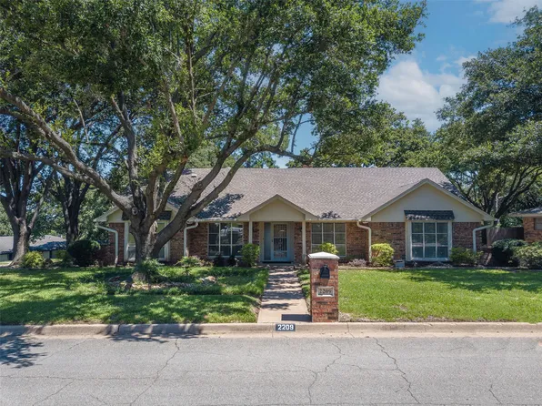 2209 Vail Ct, Arlington, TX 76012