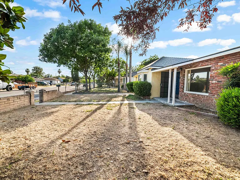 330 W Pinedale Ave — Photo 6