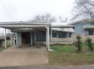 518 E Hondo Ave, Devine, TX 78016