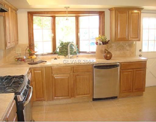 3rd image of 4030 Acapulco Ave