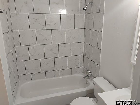 2nd image of 389 Wells St