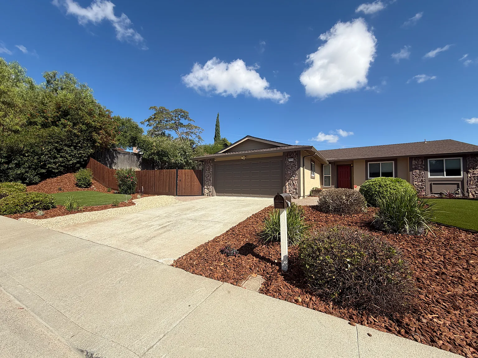 4 bed, 1794 sqft, $3,300 — Photo 2
