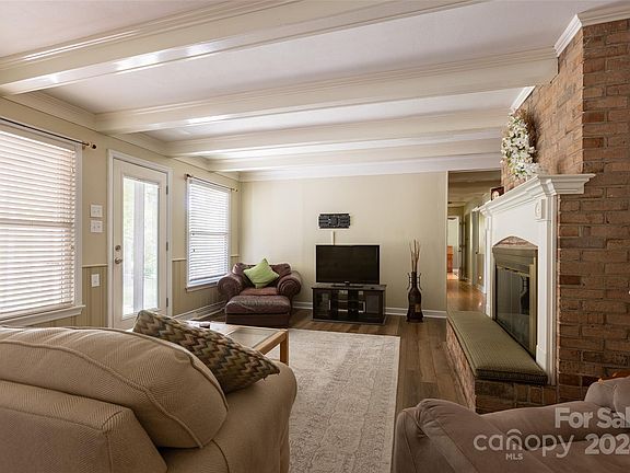 5th image of 102 Nottingham Ct