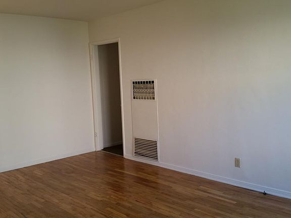 4th image of 4419 Linden Ave