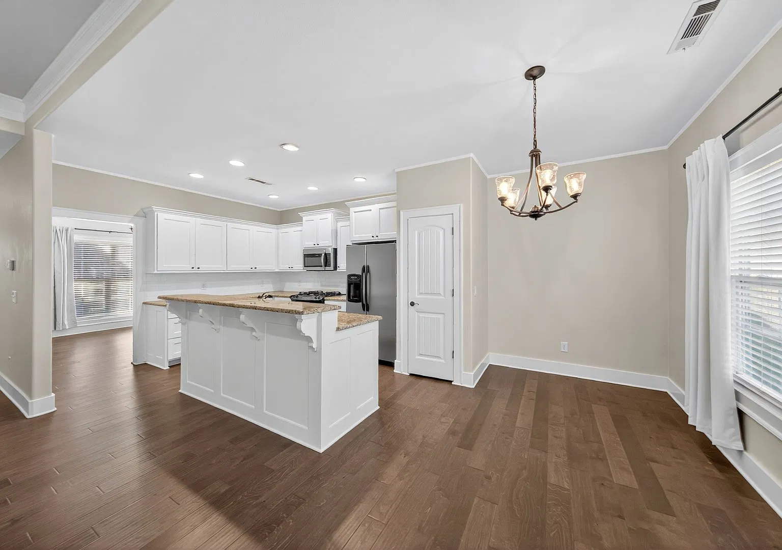 Great Home in Qiuet Friendly Neighborhood with many community amenities — Photo 2